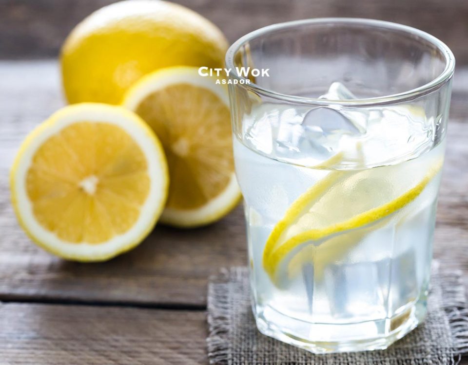 Beneficios del agua con limón
